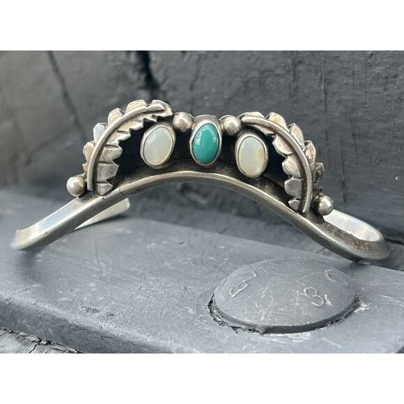 Vintage Native American Navajo Mother of pearl Turquoise Sterling bracelet 6 1/8 - Picture 1 of 7